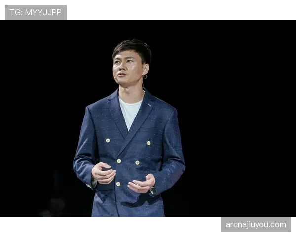 张家齐一身西装像要开发布会，五分钟后在路边摊点了最便宜那碗面